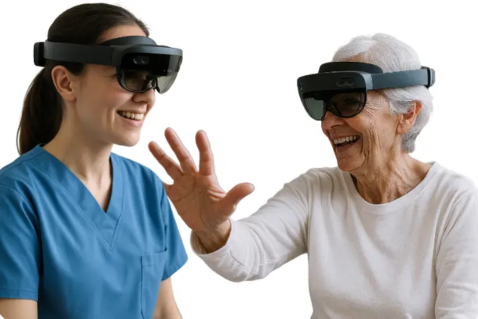 Eine ältere Frau und eine Pflegefachkraft mit Mixed-Reality-Brillen lächeln einander zu, während die Seniorin mit ausgestreckter Hand eine virtuelle Interaktion ausführt.