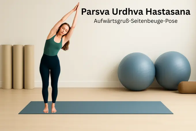Frau steht aufrecht auf einer Yogamatte, hebt beide Arme über den Kopf und beugt den Oberkörper sanft zur Seite. Die Handflächen liegen aneinander, der Blick ist entspannt.