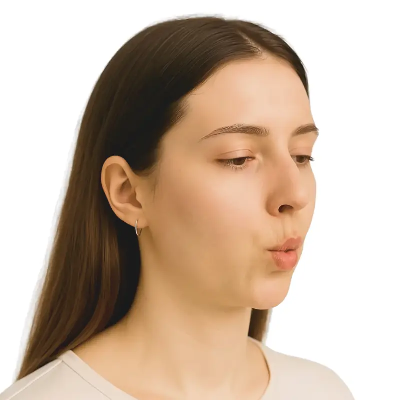 Nahaufnahme eines Gesichts mit sichtbarer Nase und leicht gespitzen Lippen beim langsamen Ausatmen.