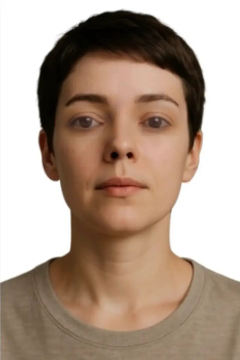 Frau mit offenen Augen atmet ruhig durch die Nase ein.